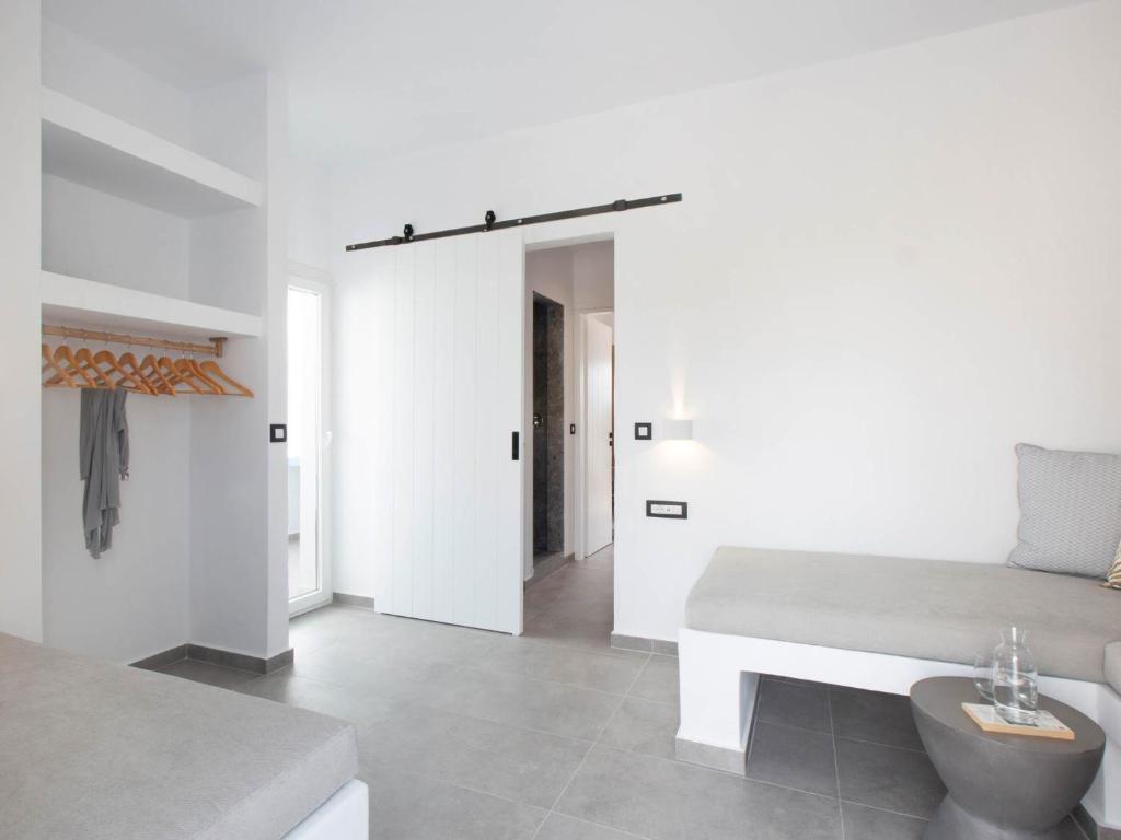 Moderns, gaišs interjers ar pelēkiem un baltajiem toņiem, tajā ir sēžamās zonas un glabāšanas risinājumi. Telpa ir ērti iekārtota, radot relaksējošu atmosfēru.