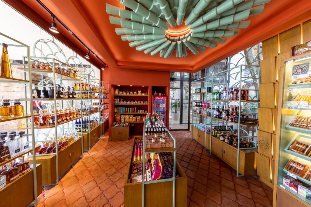 Veikals ar plašu alkoholisko dzērienu un saldumu izvēli, kurā ir moderns interjers un stilīgi plaukti. Gaismas elementi piešķir telpai siltu atmosfēru.