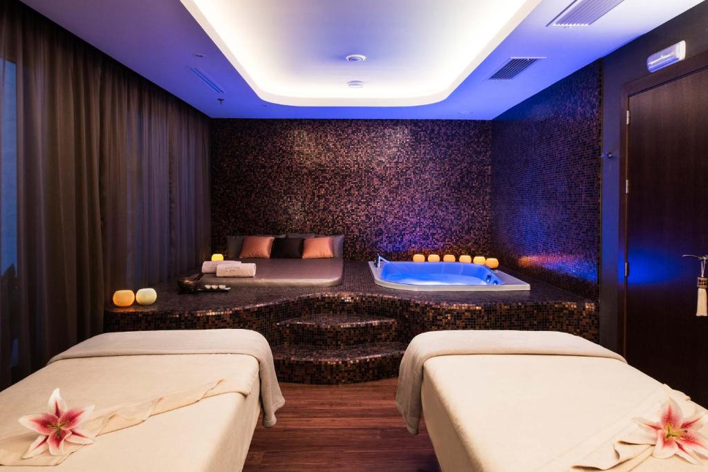 Mūsdienīgs spa ar relaksējošu atmosfēru, kurā ir masāžas galdi un burbuļvanna. Interjers ir veidots ar tumšiem toņiem un apgaismojumu, kas rada mierīgu noskaņu.