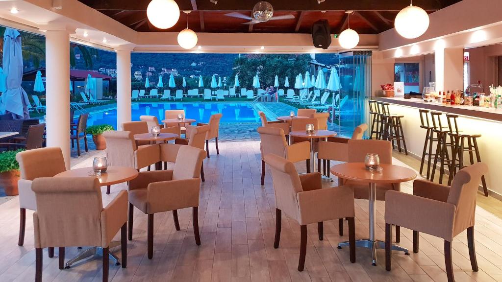 Mūsdienīga bāra telpa ar koka grīdu, komfortablām krēslām un galdiem, kas vērsti uz peldbaseinu, apgaismota ar stilīgām gaismas ķermeņiem. Aiz bāra ir plaša dzērienu izvēle, bet ārpusē redzami sauļošanās krēsli un saulessargi.