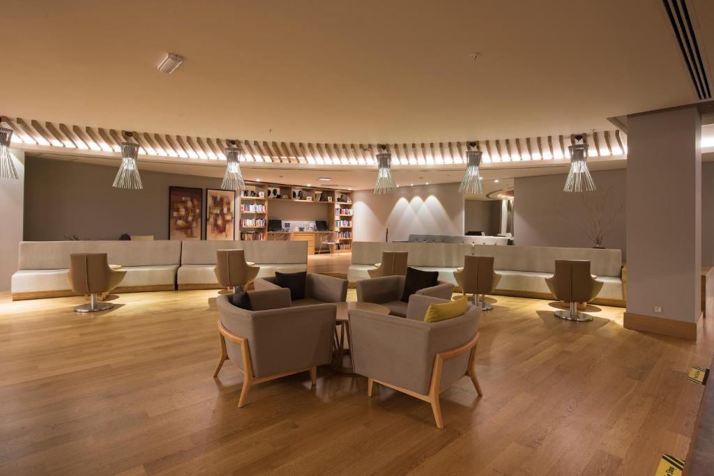 Moderns un elegants interjers ar komfortablām mēbelēm un siltu apgaismojumu, radot relaksējošu atmosfēru. Telpā ir atpūtas zona ar dīvāniem un krēsliem, kas aicina uz atpūtu.