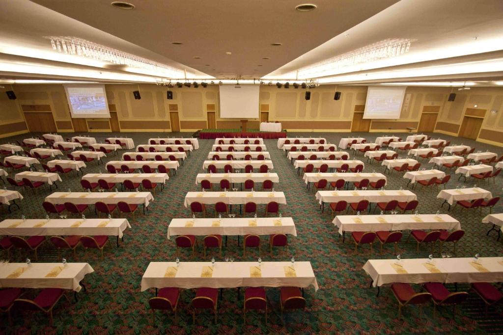 Konferenču zāle Akra Kemer ar galdiem un krēsliem