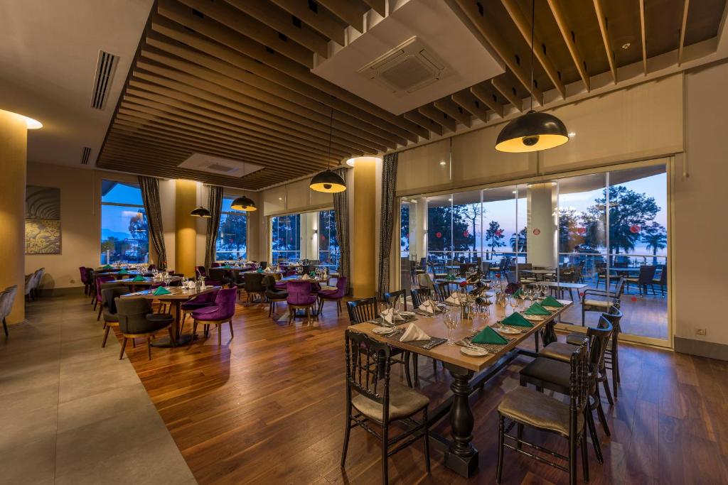 Restorāns piekrastē ar elegantu interjeru hotelī Akra Kemer.