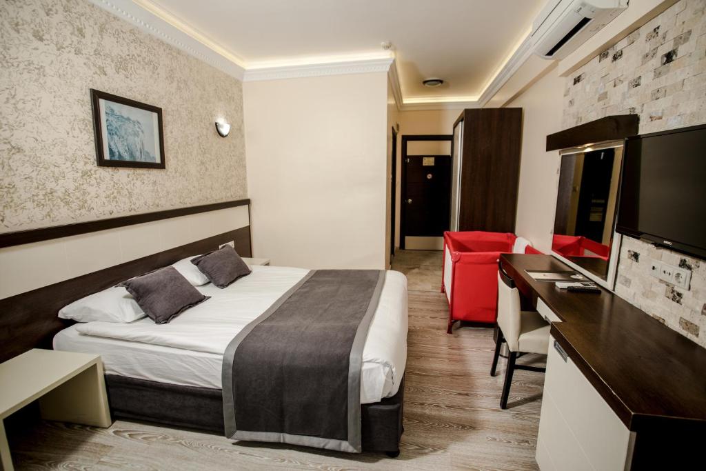 Moderns numurs Camyuva Beach Hotel ar divvietīgu gultu un darba galdu.