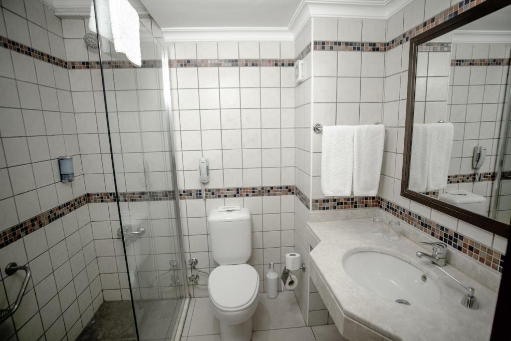 Moderns vannas istaba ar dušu un elegantu dizainu pie Camyuva Beach Hotel