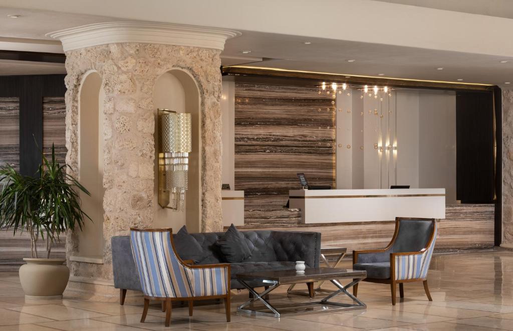 Viesnīcas Pickalbatros Citadel Resort moderna recepcija ar stilīgu atpūtas zonu.