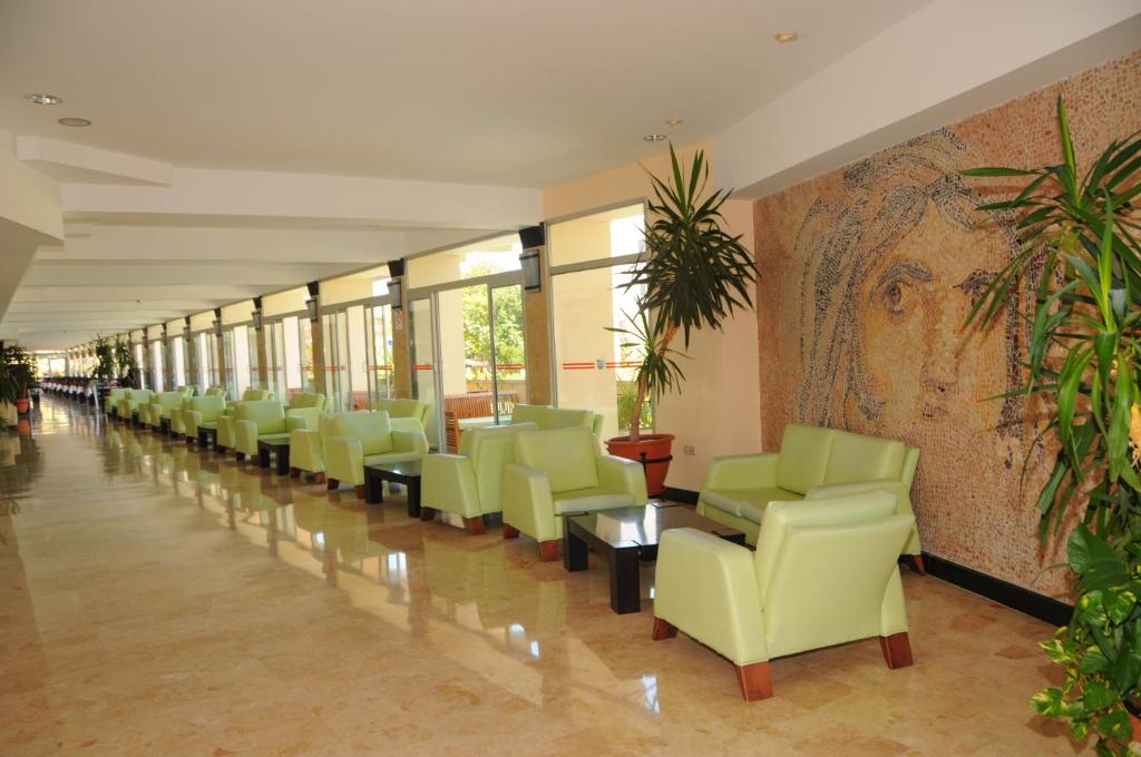 Mūsdienīgs un elegants interjers Camyuva Beach Hotel ar zaļiem krēsliem.