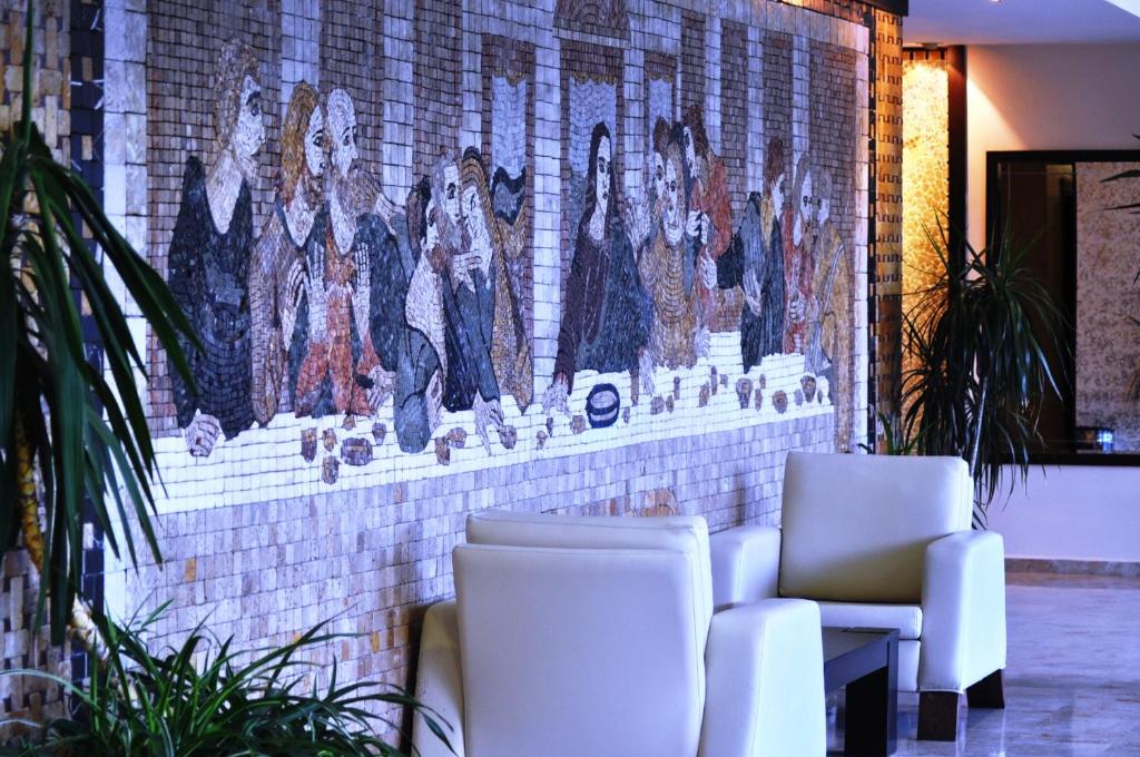 Mosaīka viesnīcas Camyuva Beach Hotel vestibilā, kas attēlo pēdējo vakariņu ainu.