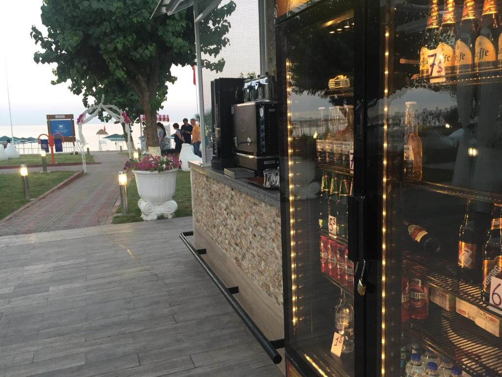 Camyuva Beach Hotel bārs ar dzērienu izvēli piekrastē