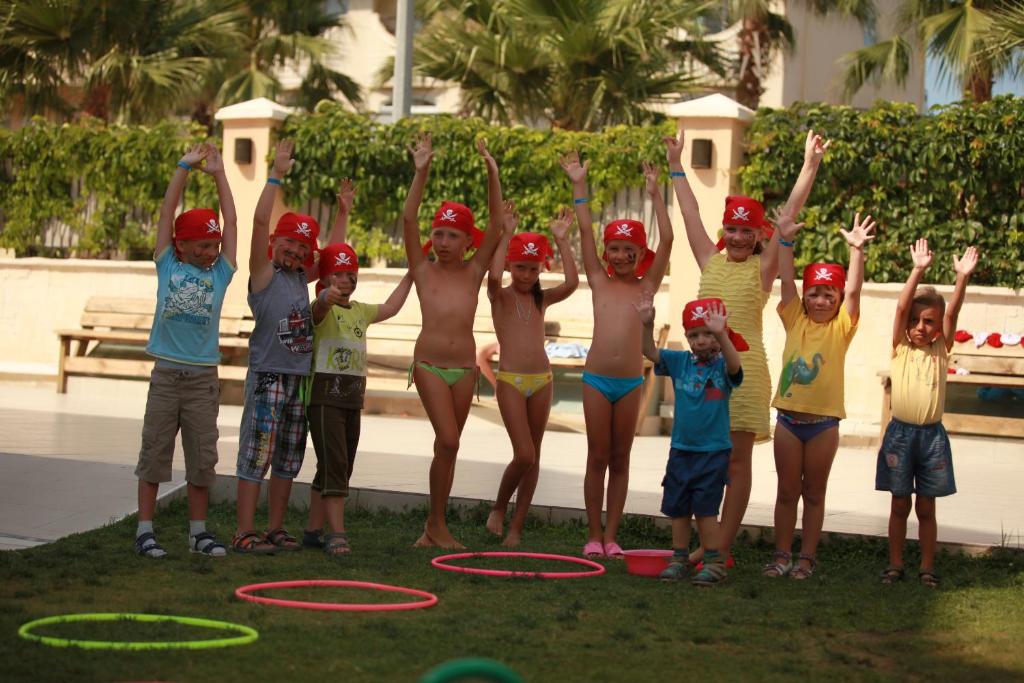 Bērni ar pirātu cepurēm svin prieku pie Camyuva Beach Hotel