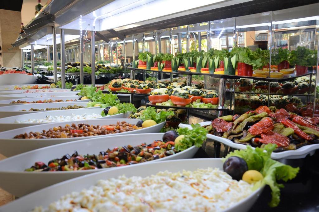 Piedāvājums no Camyuva Beach Hotel bufetes ar dažādiem ēdieniem.