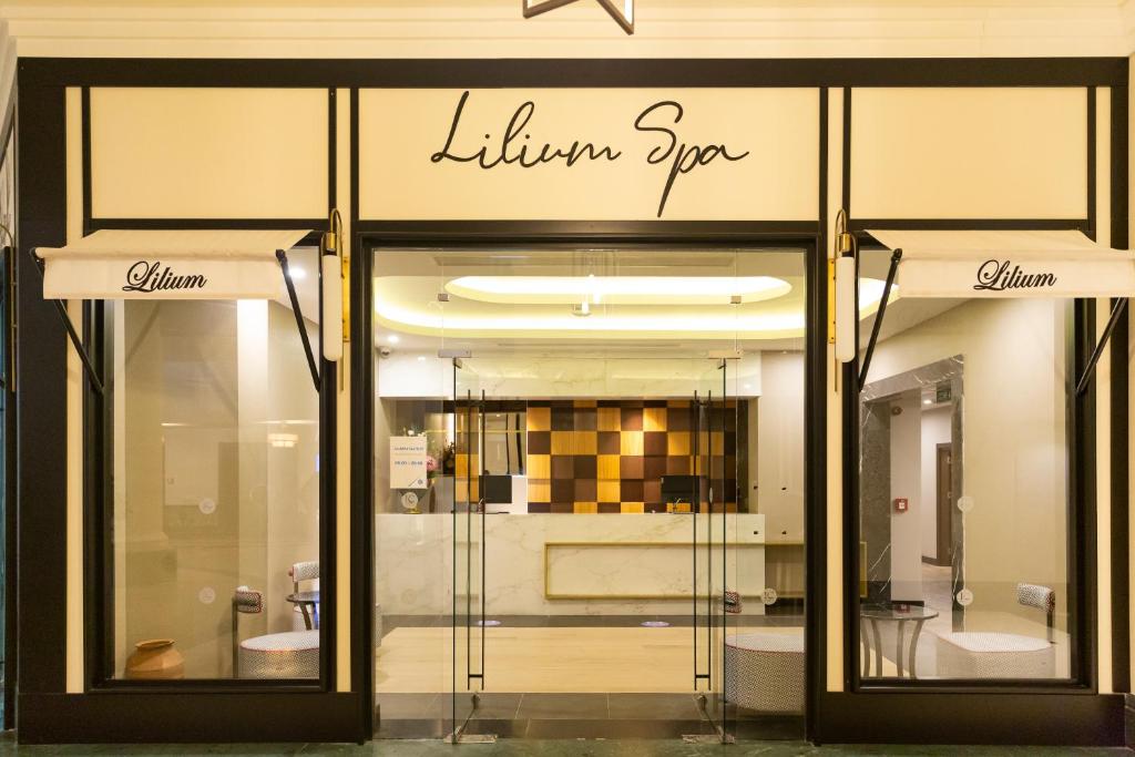 Lilium Spa ieeja ar elegantu dizainu un mūsdienīgu interjeru, kas piedāvā relaksāciju un labsajūtu. Spa ir redzama recepcija ar modernām apdarēm un komfortablām sēdvietām.