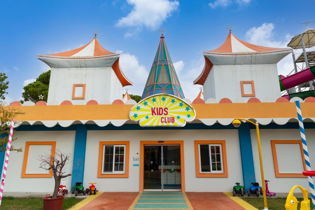 Krāsains bērnu klubs ar jautru arhitektūru un rotaļlietām pie ieejas, kas aicina mazos apmeklētājus. Mājīgs un draudzīgs vide, ideāli piemērots bērniem.