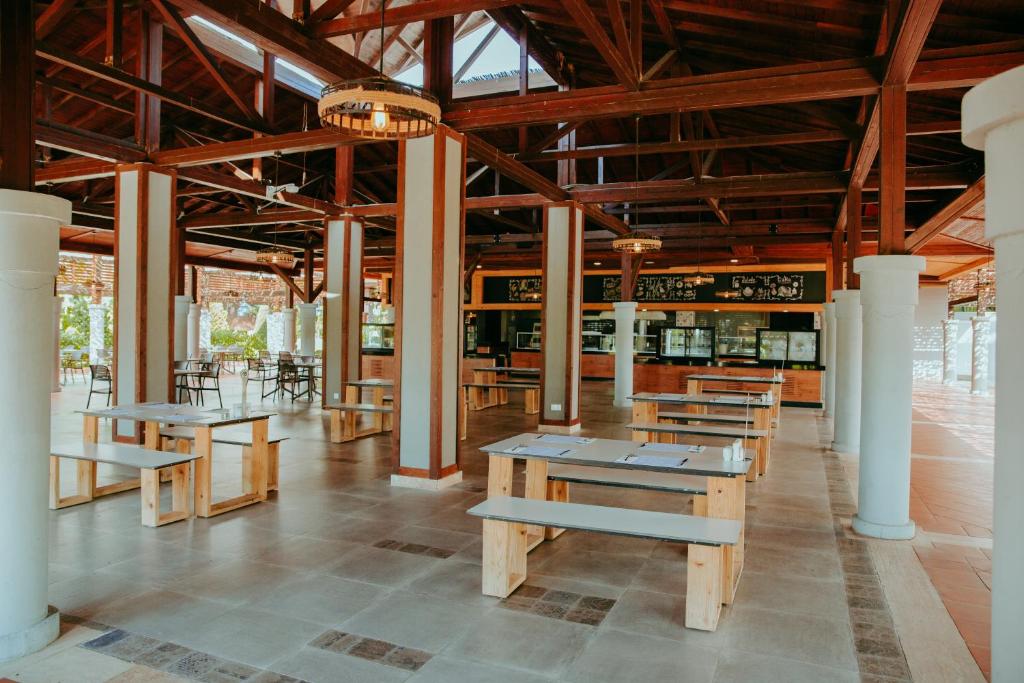 Mūsdienīgs restorāns ar koka konstrukciju, plašu telpu un ērtām galdiem, kas izveidots relaksējošai atmosfērai. Ideāli piemērots ģimenes vai draugu sanākšanām.