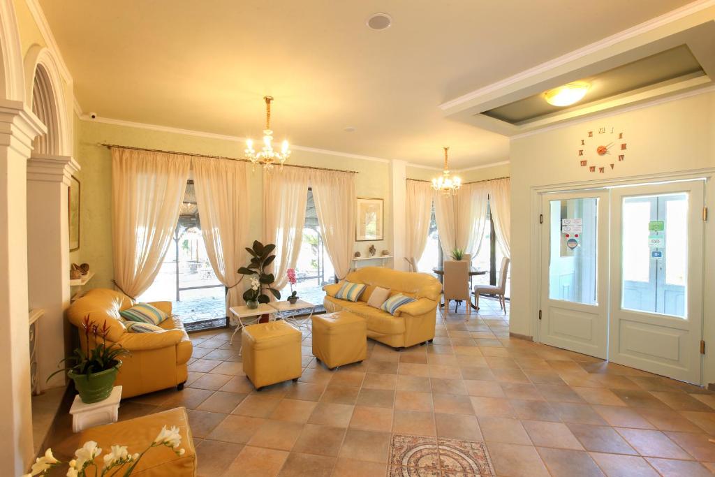 Svaigā un gaišā viesnīcas uzgaidāmajā telpā ir dzeltenas mēbeles, elegantas aizkaru drānas un šiks lustra, radot patīkamu atmosfēru. Telpa ir apgaismota un ērti iekārtota atpūtai.