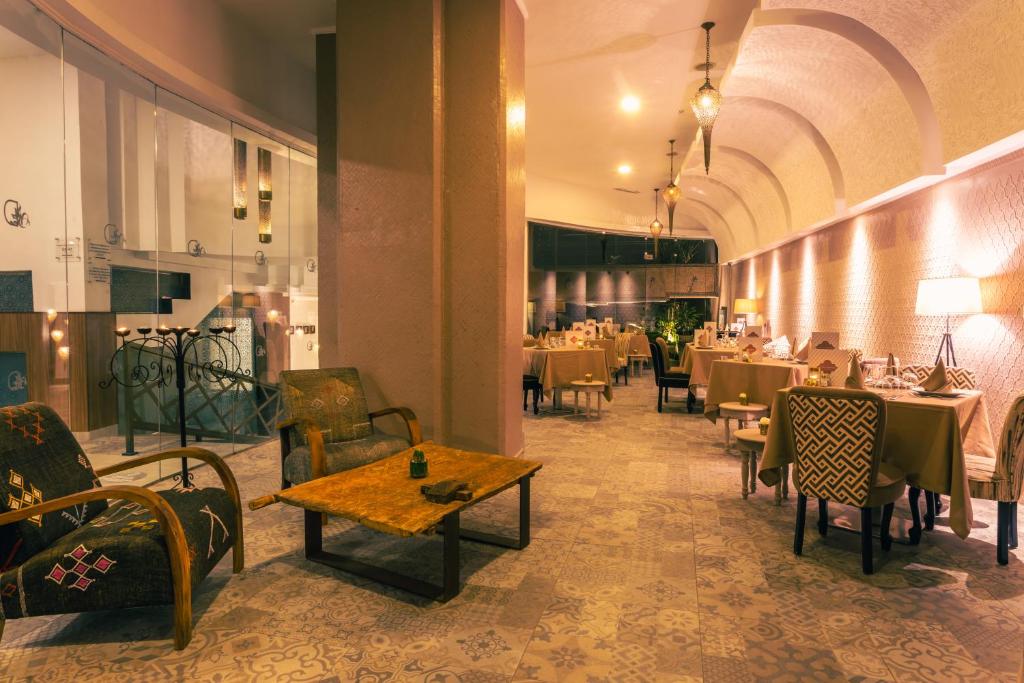 Mūsdienīgs restorāns ar elegantu interjeru, kurā redzami stilīgi galdi un krēsli, kā arī patīkama apgaismojuma atmosfēra. Ideāla vieta romantiskām vakariņām vai svinībām.