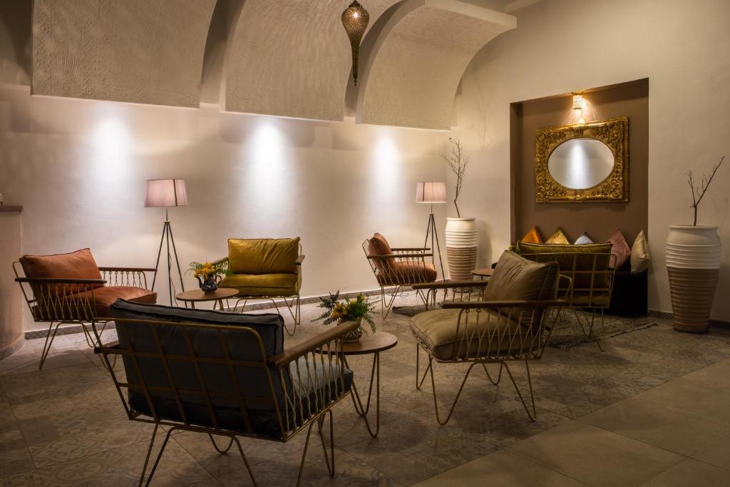 Mūsdienīgs un elegants atpūtas telpas interjers ar stilīgām mēbelēm, gaismas elementiem un dekoratīviem akcentiem. Ideāla vieta relaksācijai un sociālām aktivitātēm.