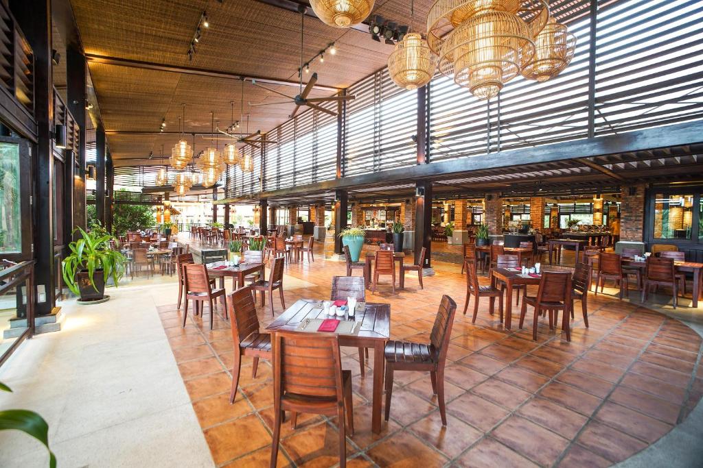 Mūsdienīgs restorāns ar plašu telpu un dabīgu apgaismojumu, kur atrodas koka galdi un krēsli, radot relaksējošu atmosfēru. Interjeru papildina augi un stilīgas lampas.