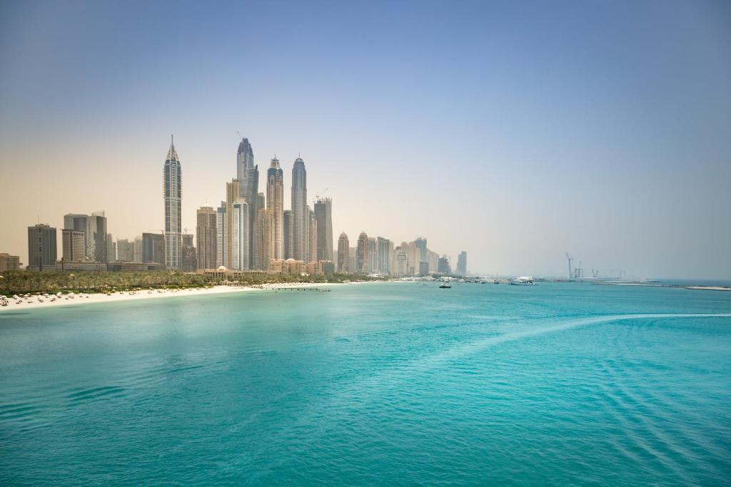 Skats uz Dubaijas piekrasti pie Rove Dubai Marina.