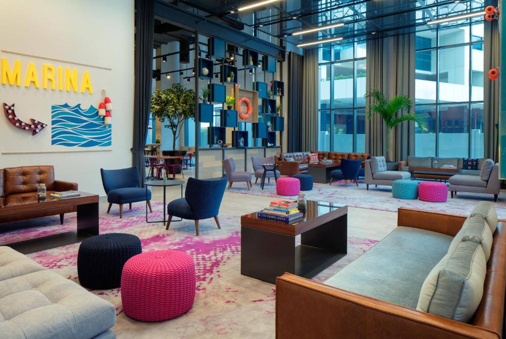 Stilīgs atpūtas telpa Rove Dubai Marina viesnīcā.