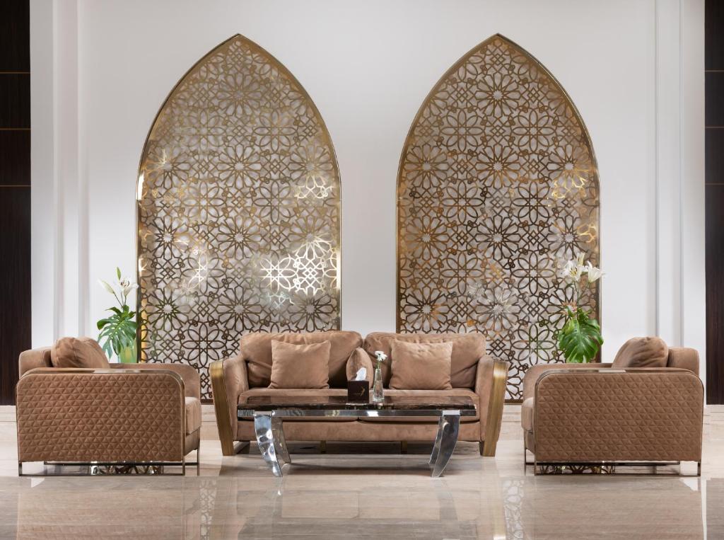 Mūsdienīgs viesnīcas Pickalbatros Dana Beach Resort interjers ar elegantiem dīvāniem.