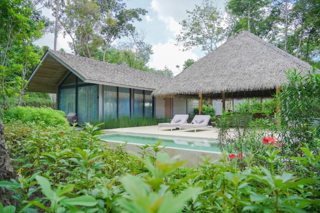 Tropiska ainava ar numuru un atpūtas zonu Island Escape by Burasari