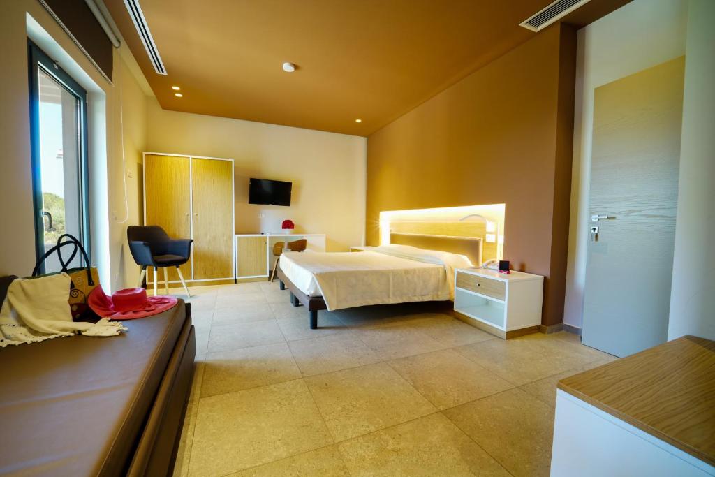 Mūsdienīgs viesistabas interjers ar gultu, televizoru un skapjiem. Telpa ir gaiša un plaša, ar dabīgu apgaismojumu un neitrālām krāsām.