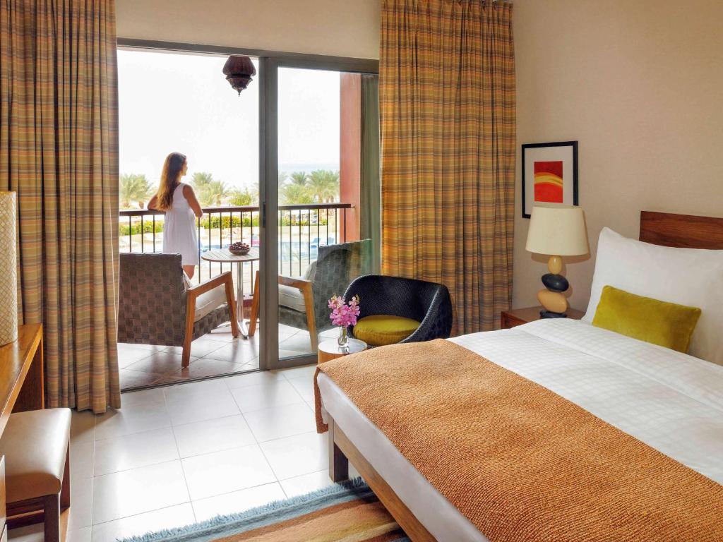 Mūsdienīgs viesnīcas numurs ar balkonu, no kura paveras skats uz baseinu un palmu apstādījumiem. Numurā ir ērtas mēbeles un siltas krāsas apdare.