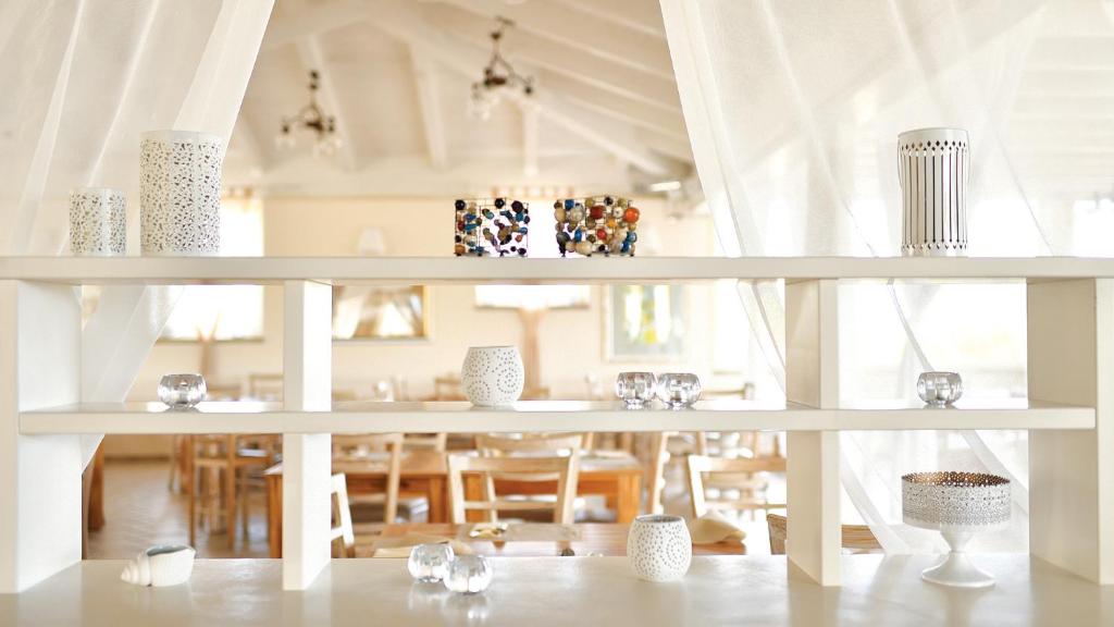 Baia del Porto restorāna interjers ar elegantu plauktu dizainu