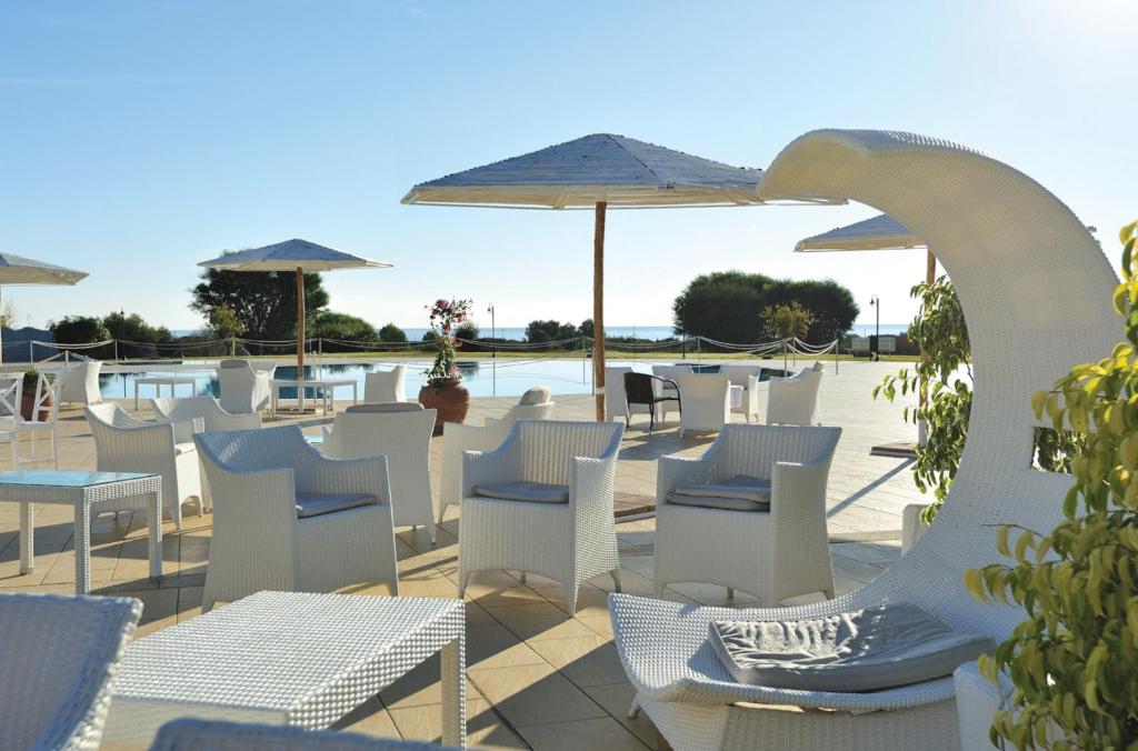 Baia del Porto terase ar skatu uz baseinu un jūru