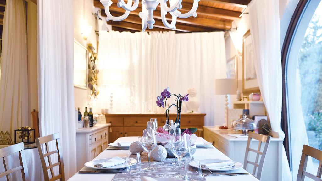 Eleganti saklāts galds Baia del Porto viesnīcā