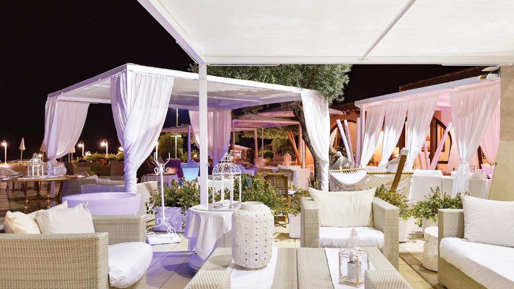 Baia del Porto āra atpūtas zona ar baldahīniem vakarā