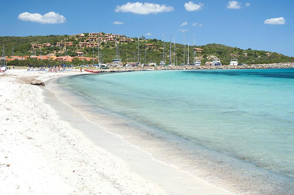 Baia del Porto pie pludmales ar dzidru ūdeni