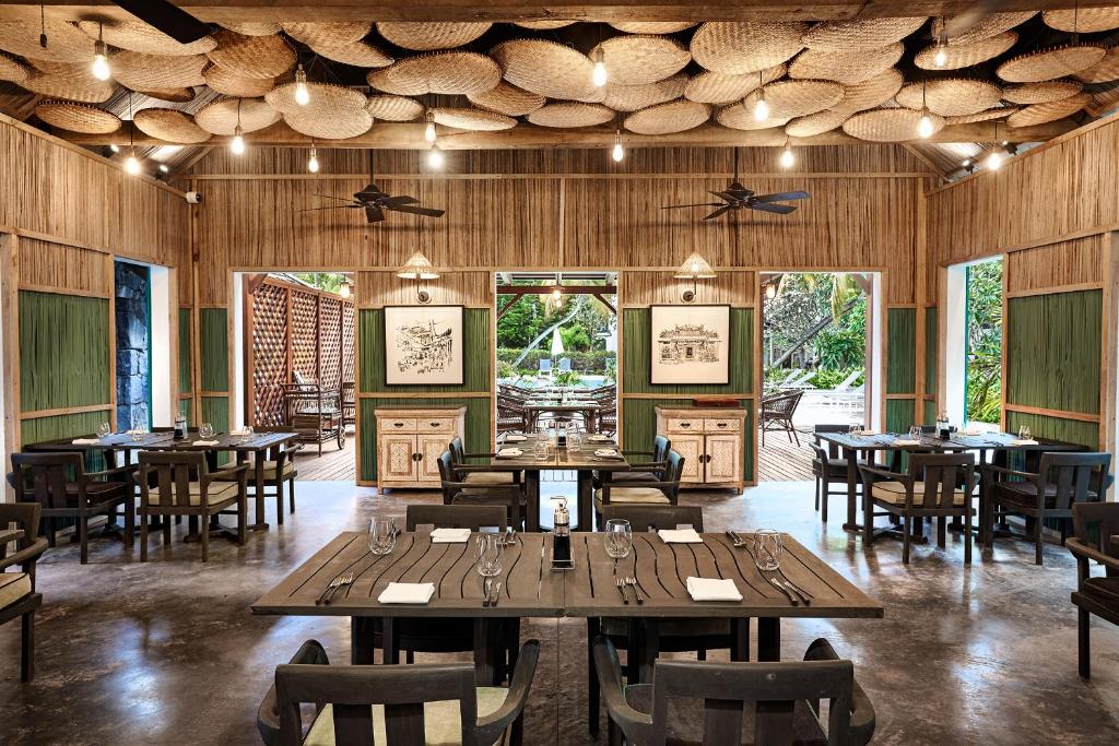 Mūsdienīgs restorāns ar siltu un aicinošu atmosfēru, kur ir koka mēbeles un radošs griestu dizains ar groziem. Telpa ir labi apgaismota un ir pieeja ārējai terasei.