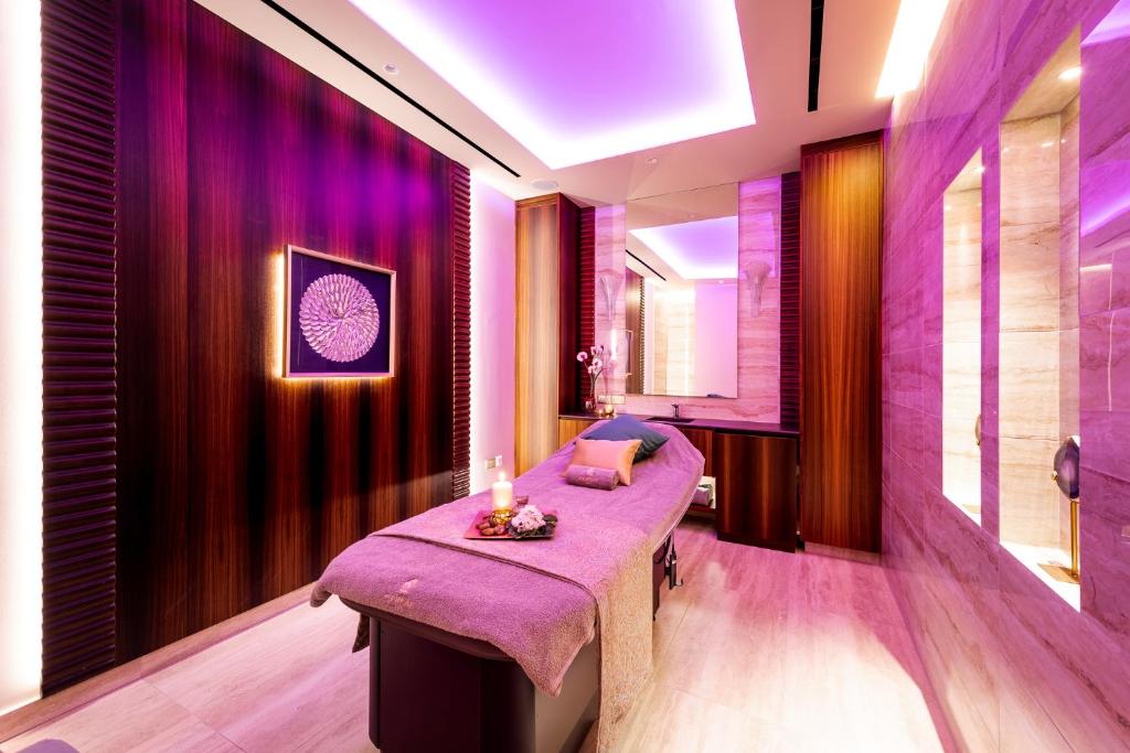 Adams Beach spa telpa ar relaksējošu apgaismojumu