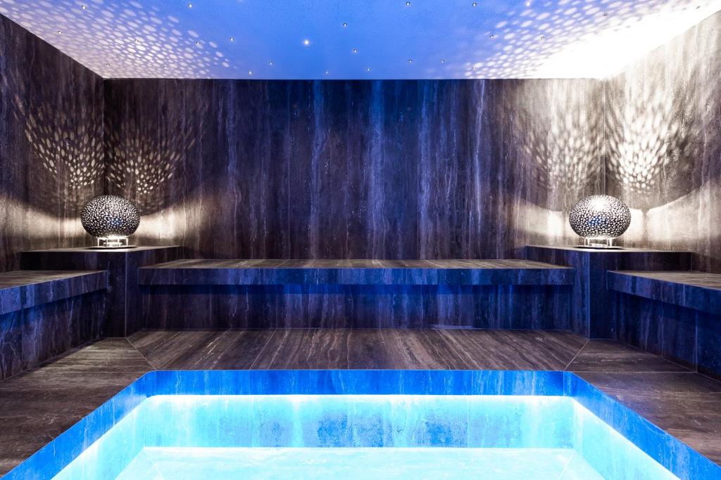 Adams Beach viesnīcas elegants spa ar relaksējošu apgaismojumu.