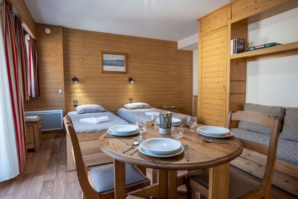 Mūsdienīgs un mājīgs viesnīcas numurs ar koka interjeru, kurā ir divas gultas, ēdamgalds un atpūtas stūra. Ideāls vieta relaksācijai un ģimenes sanāksmēm.