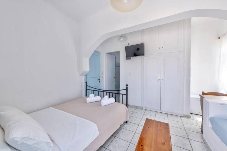 Gaiša un moderna viesistaba ar gultu, televizoru un uzglabāšanas skapjiem. Telpa ir ērta un viesmīlīga, ideāla relaksācijai.