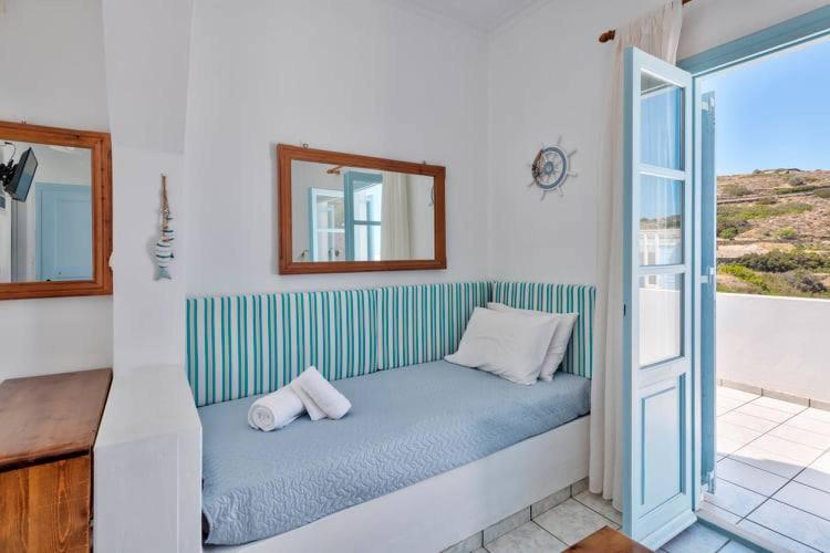 Mūsdienīgs un gaišs interjers ar gultu un diviem spoguļiem, kur logs veras uz ainavisku skatu. Telpa ir iekārtota ar jūras tematikas akcentiem un ērtiem tekstilizstrādājumiem.