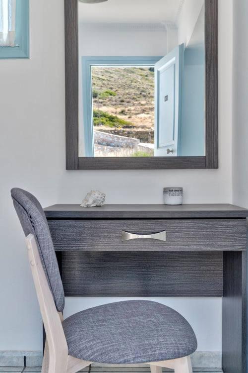 Mūsdienīgs rakstāmgalds ar spoguli un krēslu, kas atspoguļo dabu caur atvērtām durvīm. Ideāla telpa radošai darbībai un relaksācijai.