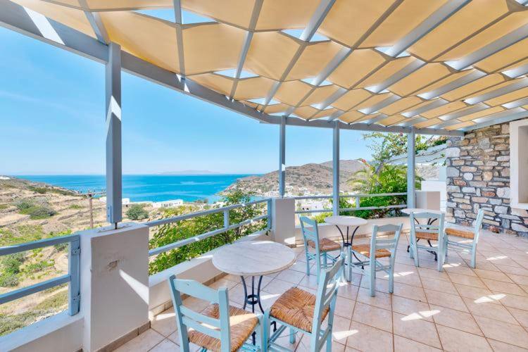 Terase ar skatu uz jūru, kur atrodas galdi un krēsli, apjozti ar vieglu jumtu. Ideāla vieta relaksācijai un atpūtai.