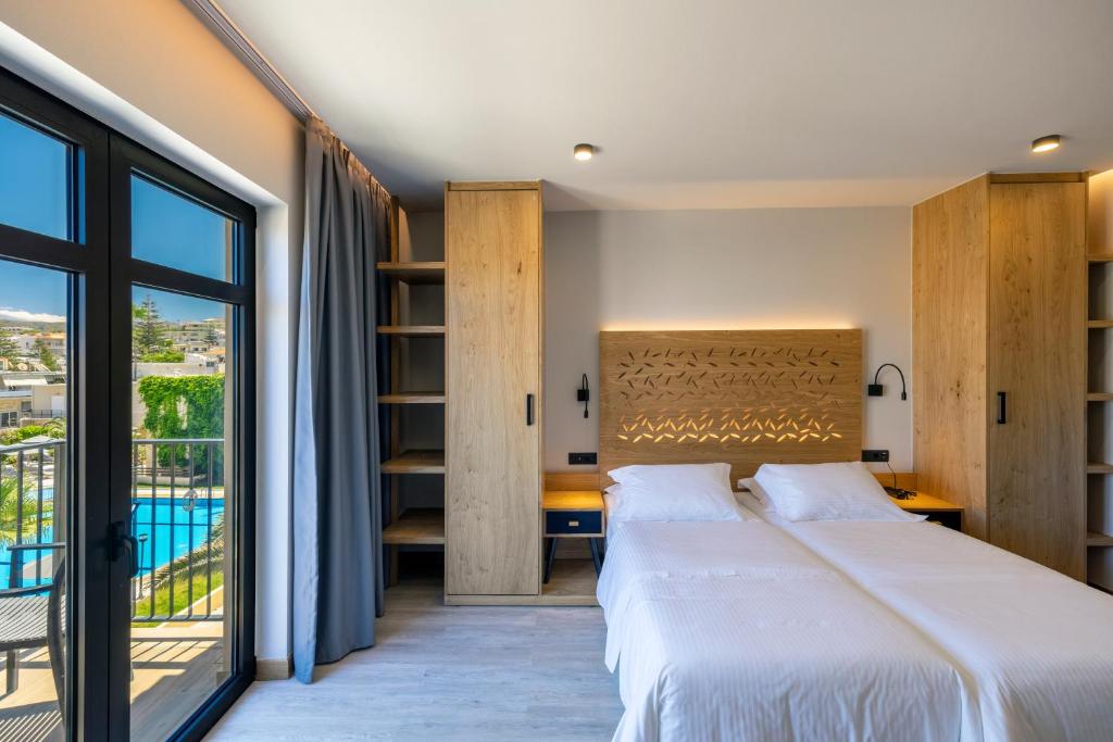 Mūsdienīgs viesnīcas numurs ar divām gultām, dabiskā koka mēbelēm un skatu uz baseinu. Gaismas un telpas dizains rada patīkamu atmosfēru.