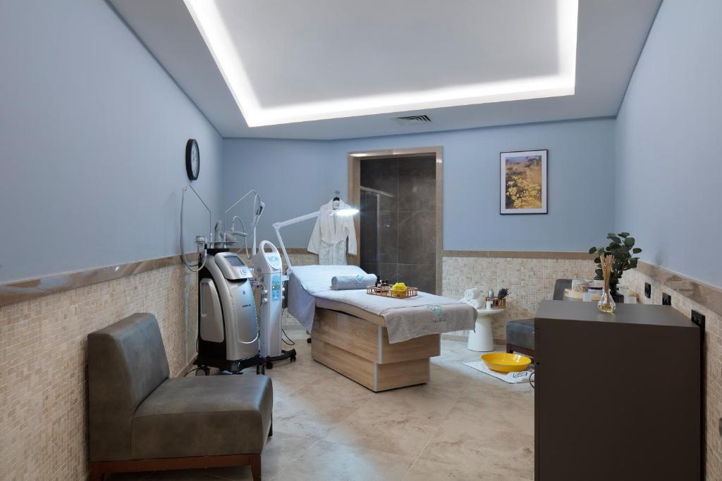 Spa procedūru telpa Nirvana Cosmopolitan ar masāžas galdu un aprīkojumu