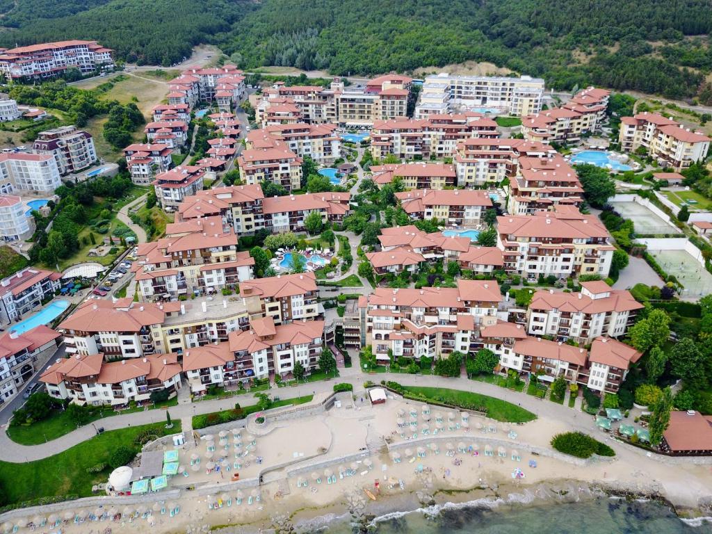 Vasaras kūrorts ar daudzstāvu ēkām un peldbaseiniem, kas atrodas blakus pludmalei. Zaļā daba un ceļi apbūvēti ar mājām, kas piedāvā relaksāciju un atpūtu.