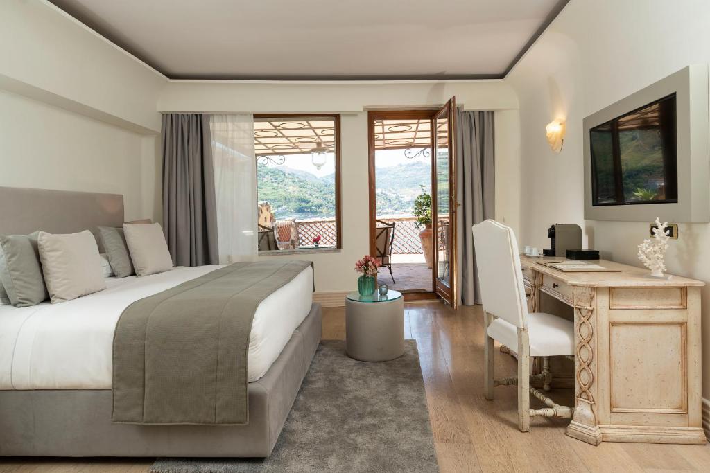 Moderns viesnīcas numurs ar elegantu interjeru, plašu gultu un skatu uz kalniem. Numurā ir darba galds un piekļuve balkonam.
