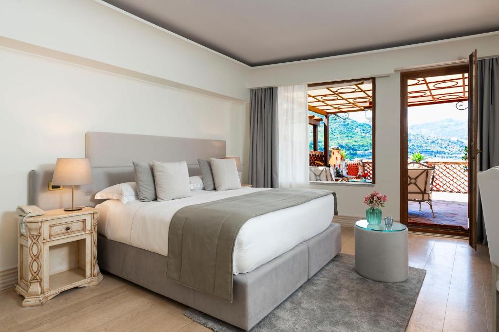 Mūsdienīgs viesnīcas numurs ar ērtu gultu un skatu uz dabu. Gaisīgs interjers, kas apvieno eleganci un komfortu.