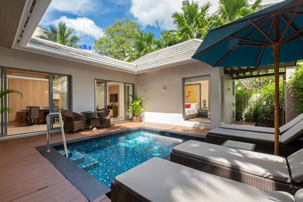 Privāta baseina zona pie Grand Mercure Phuket Patong ar saulessargiem.