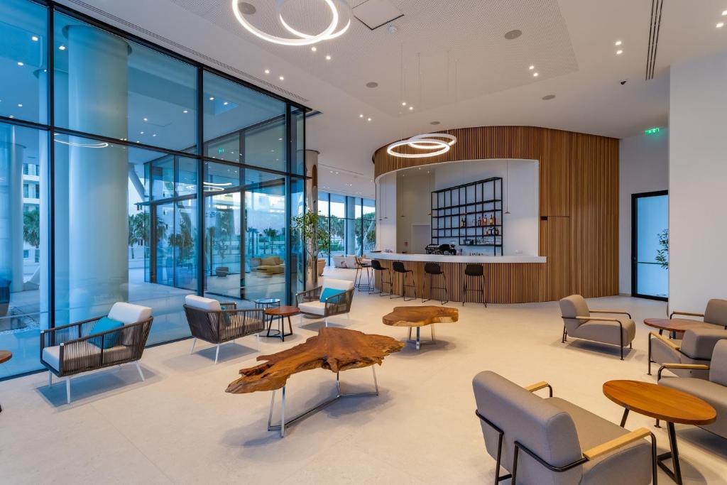 Mūsdienīgs un elegants interjers ar plašām stikla sienām, kas nodrošina dabiska apgaismojuma plūsmu, un koka mēbeles, kas veido siltu atmosfēru.