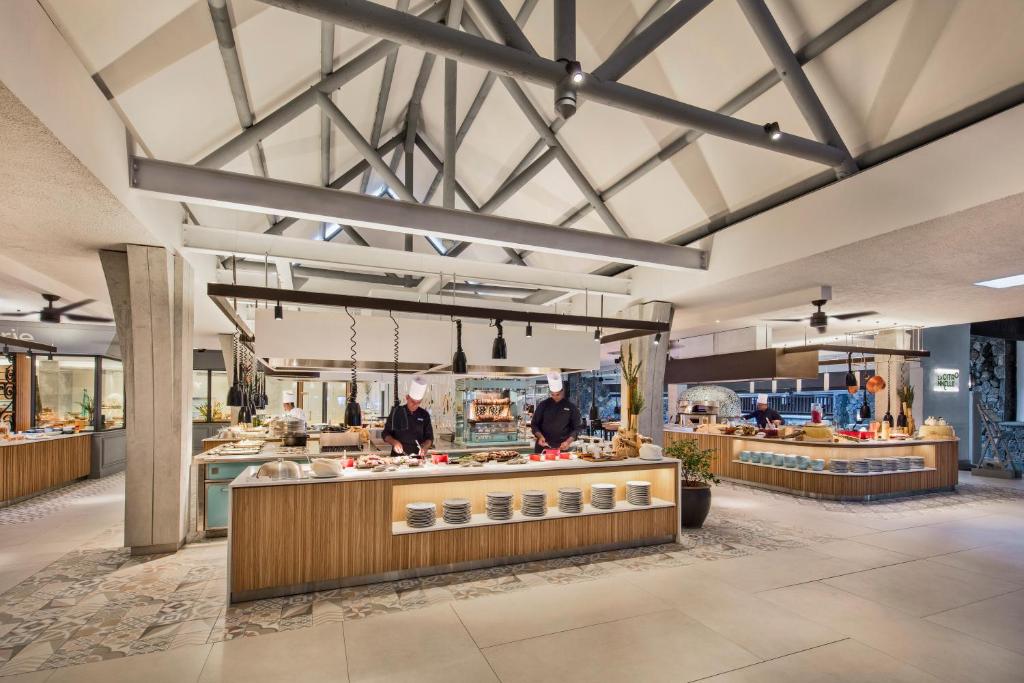 Moderns restorāns ar plašu atvērto virtuvi, kur šefpavāri gatavo ēdienus. Interjers apvieno modernu dizainu ar dabīgām materiālu krāsām.