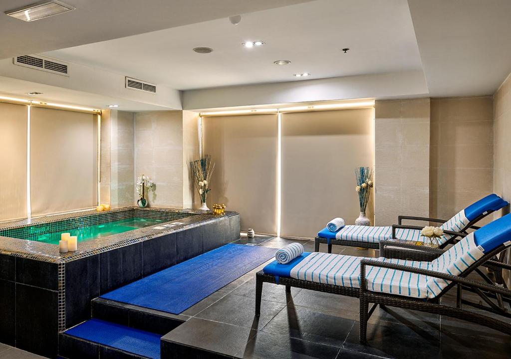 Mūsdienīgs spa stūris ar relaksējošu ūdens baseinu un ērtām atpūtas krēslām, izrotāts ar svecēm un ziediem. Ideāla vieta atpūtai un relaksācijai.
